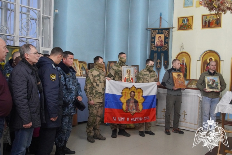 Росгвардейцам Чувашии вручены походная икона и стяг с изображением Святого Александра Невского 