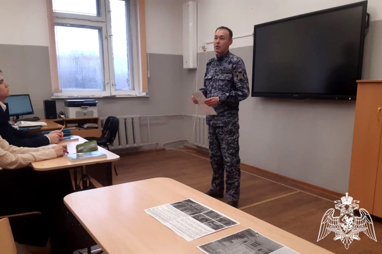 В Чебоксарах офицер Росгвардии провел урок со школьниками, посвященный Дню Конституции