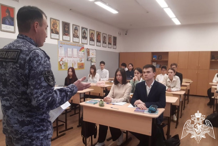 В Чебоксарах офицер Росгвардии провел урок со школьниками, посвященный Дню Конституции