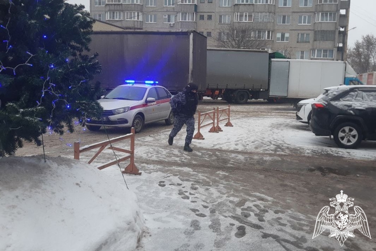 В Чебоксарах росгвардейцы приняли участие в тренировке действий сотрудников предприятия в случае обнаружения подозрительного предмета 
