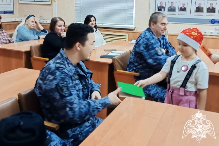 Воспитанники детского сада поздравили сотрудников Шумерлинского отделения вневедомственной охраны с наступающим Новым годом