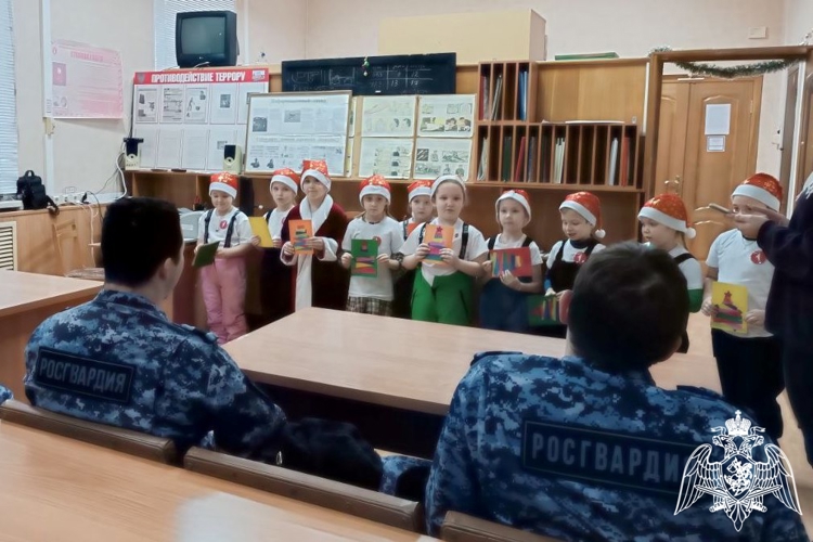 Воспитанники детского сада поздравили сотрудников Шумерлинского отделения вневедомственной охраны с наступающим Новым годом