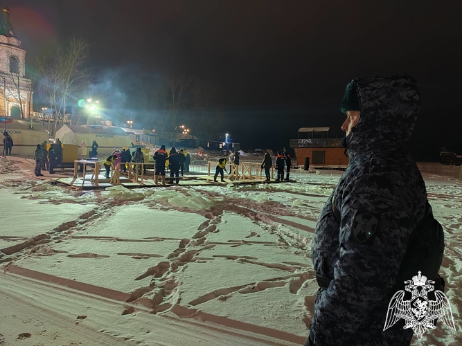 В Чебоксарах росгвардейцы приняли участие в обеспечении безопасности граждан в крещенскую ночь