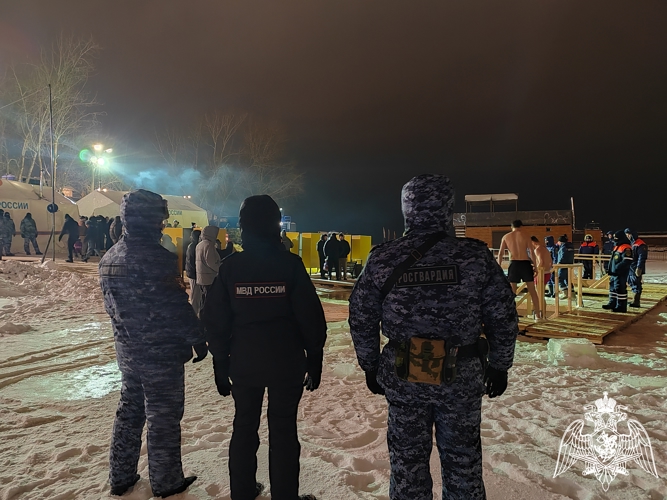 В Чебоксарах росгвардейцы приняли участие в обеспечении безопасности граждан в крещенскую ночь