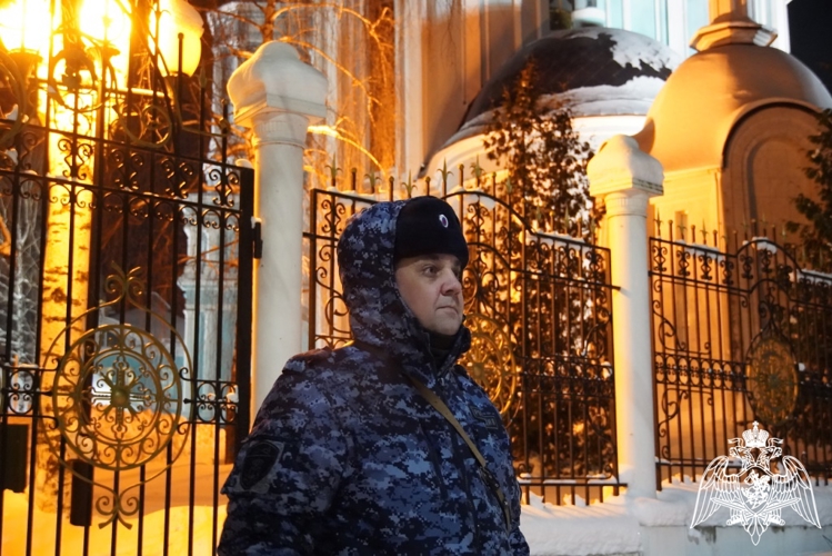Сотрудники и военнослужащие Управления Росгвардии по Чувашии приняли участие в обеспечении безопасности рождественских богослужений