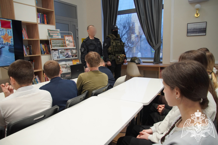В Чебоксарах офицеры Росгвардии рассказали школьникам о возможности получения высшего образования в ведомственных вузах