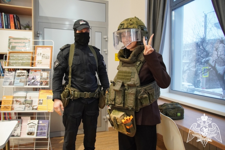В Чебоксарах офицеры Росгвардии рассказали школьникам о возможности получения высшего образования в ведомственных вузах