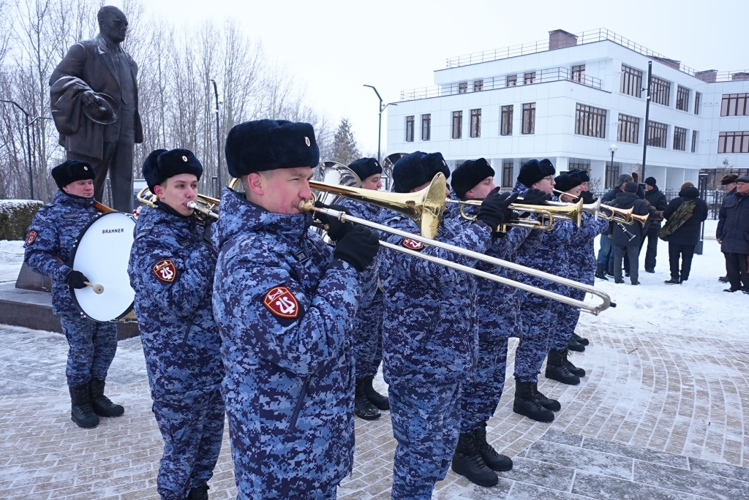 Военный оркестр «Волжские берега» принял участие в открытии памятника Семену Матвеевичу Ислюкову в Чебоксарах