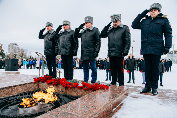 Руководитель регионального управления Росгвардии принял участие в возложении цветов к Вечному огню в Чебоксарах