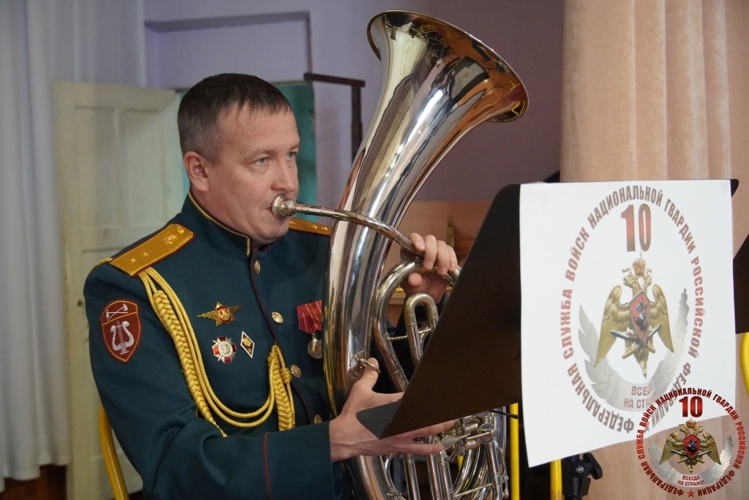 Военный оркестр «Волжские берега» поздравил чебоксарских кадетов с Днем защитника Отечества