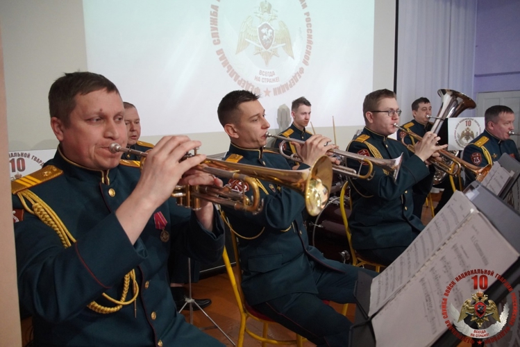 Военный оркестр «Волжские берега» поздравил чебоксарских кадетов с Днем защитника Отечества