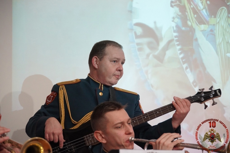Военный оркестр «Волжские берега» поздравил чебоксарских кадетов с Днем защитника Отечества