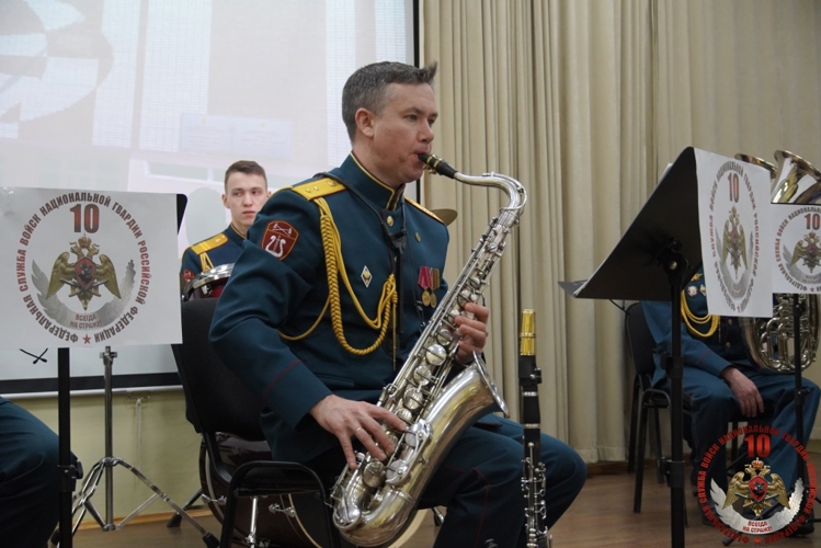 Военный оркестр «Волжские берега» выступил с патриотическим концертом в Новочебоксарске