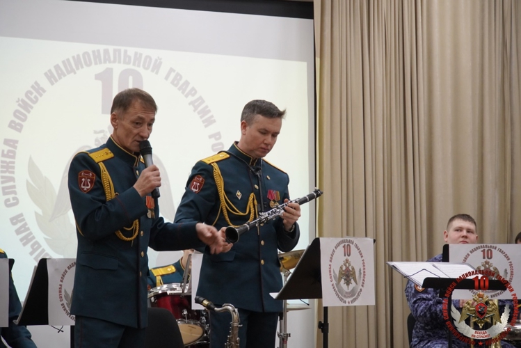 Военный оркестр «Волжские берега» выступил с патриотическим концертом в Новочебоксарске