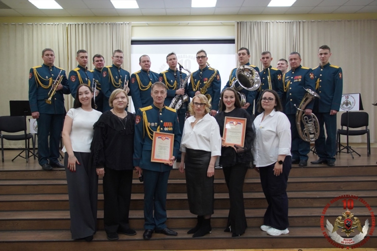Военный оркестр «Волжские берега» выступил с патриотическим концертом в Новочебоксарске