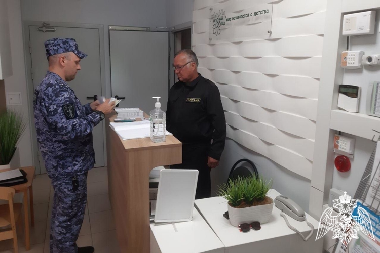 Сотрудники подразделений государственного контроля и лицензионно-разрешительной работы Росгвардии отмечают профессиональный праздник (видео)