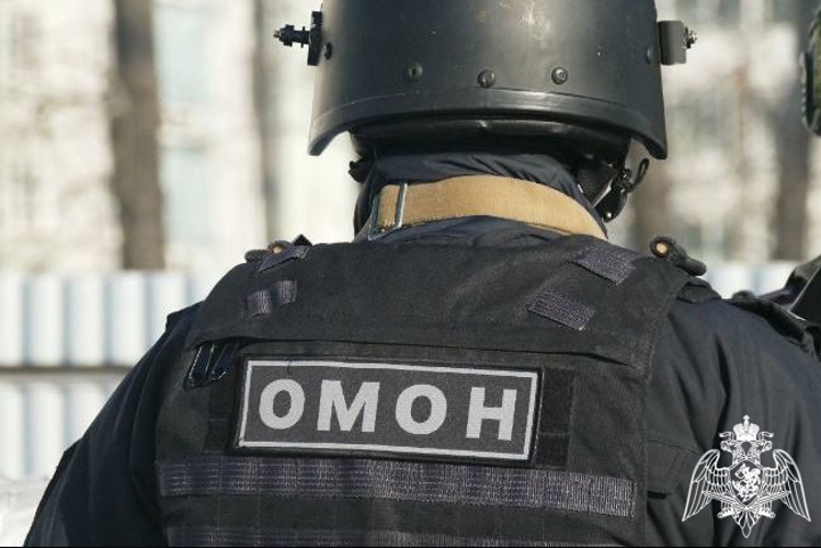 Сотрудники ОМОН «Сувар» совместно с полицейскими выявили нарушения миграционного законодательства в Цивильском МО 