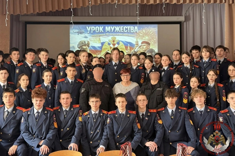 Офицеры СОБР «Искра» провели урок мужества для кадет в Чебоксарах
