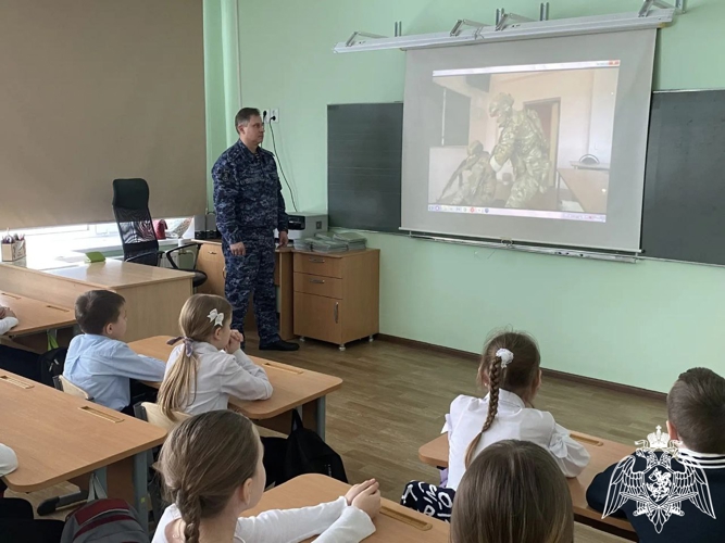 Офицеры Управления Росгвардии проводят «уроки безопасности» в образовательных учреждениях Чувашии