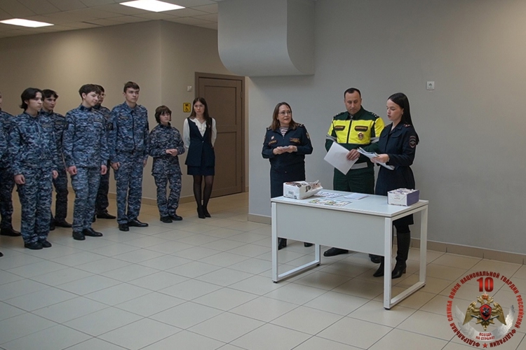 Инспектор ВАИ Управления Росгвардии по Чувашской Республике - Чувашии встретился с учащимися подшефных классов 65-й школы Чебоксар