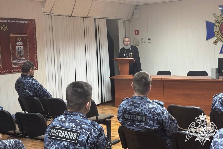 Сотрудников Управления вневедомственной охраны Росгвардии по Чувашской Республике посетил протоиерей Петр Федоров