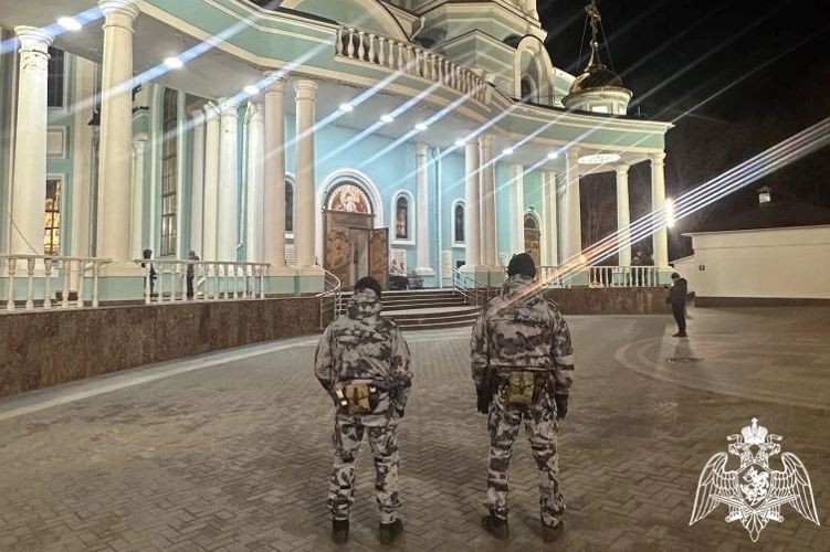 В Чебоксарах сотрудники и военнослужащие Росгвардии приняли участие в обеспечении безопасности пасхальных богослужений
