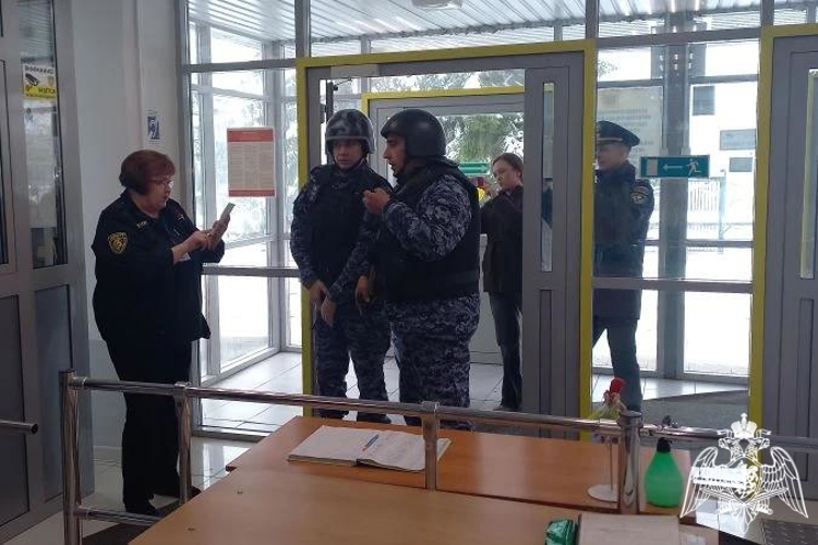 Сотрудники Росгвардии приняли участие во Всероссийском антитеррористическом учении на объектах образования Чувашии