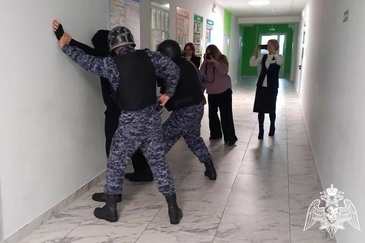 Сотрудники Росгвардии приняли участие во Всероссийском антитеррористическом учении на объектах образования Чувашии