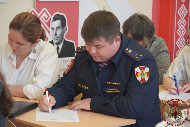 В Чебоксарах росгвардейцы приняли участие в акции «Всечувашский диктант»