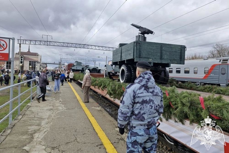 Сотрудники Росгвардии обеспечили безопасность во время прибытия «Поезда Победы» в Чувашию (видео)