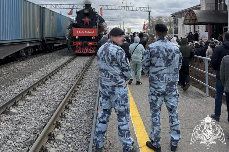 Сотрудники Росгвардии обеспечили безопасность во время прибытия «Поезда Победы» в Чувашию (видео)