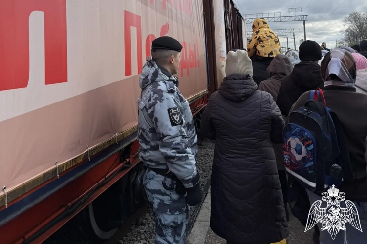 Сотрудники Росгвардии обеспечили безопасность во время прибытия «Поезда Победы» в Чувашию (видео)