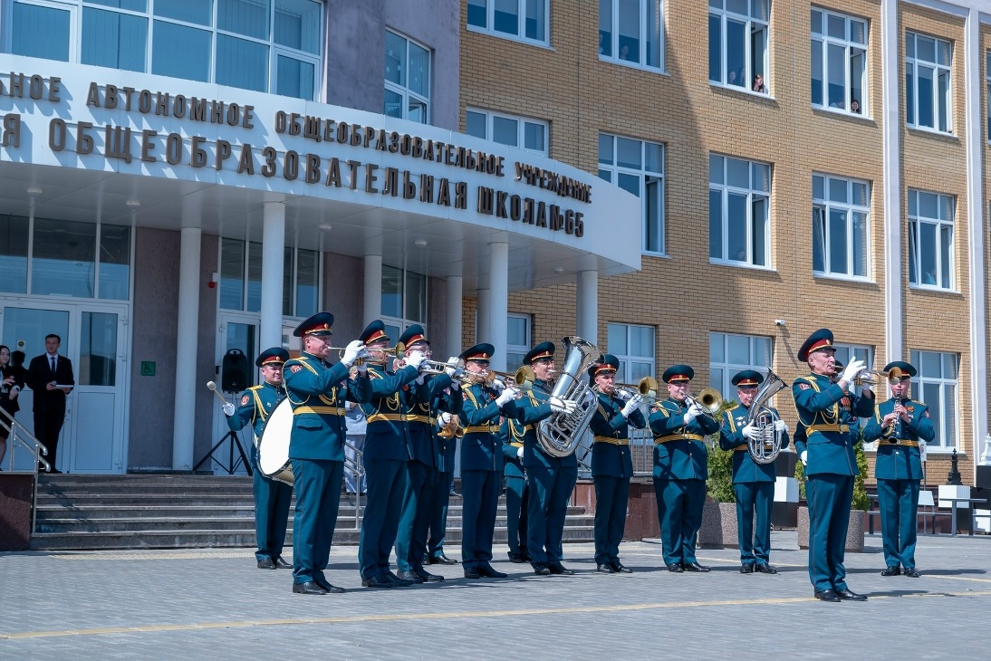 Военный оркестр Росгвардии создал праздничную атмосферу на Параде дошколят и юнармейцев в чебоксарской школе