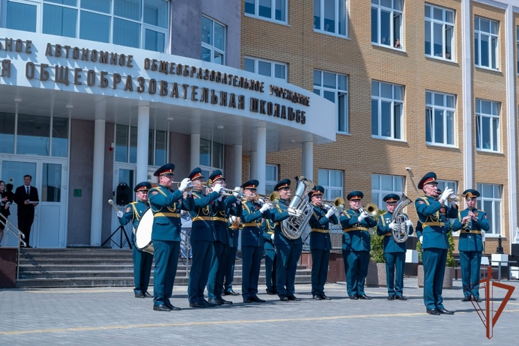 Военный оркестр Росгвардии создал праздничную атмосферу на Параде дошколят и юнармейцев в чебоксарской школе