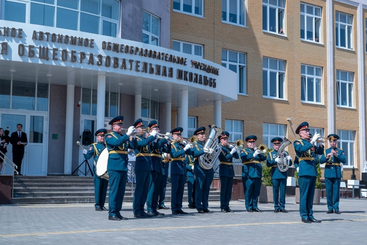 Военный оркестр Росгвардии создал праздничную атмосферу на Параде дошколят и юнармейцев в чебоксарской школе