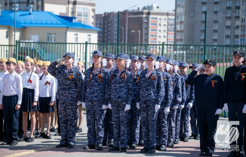 Военный оркестр Росгвардии создал праздничную атмосферу на Параде дошколят и юнармейцев в чебоксарской школе