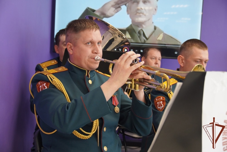 Военный оркестр «Волжские берега» дал праздничный концерт в новочебоксарском Молодёжном центре