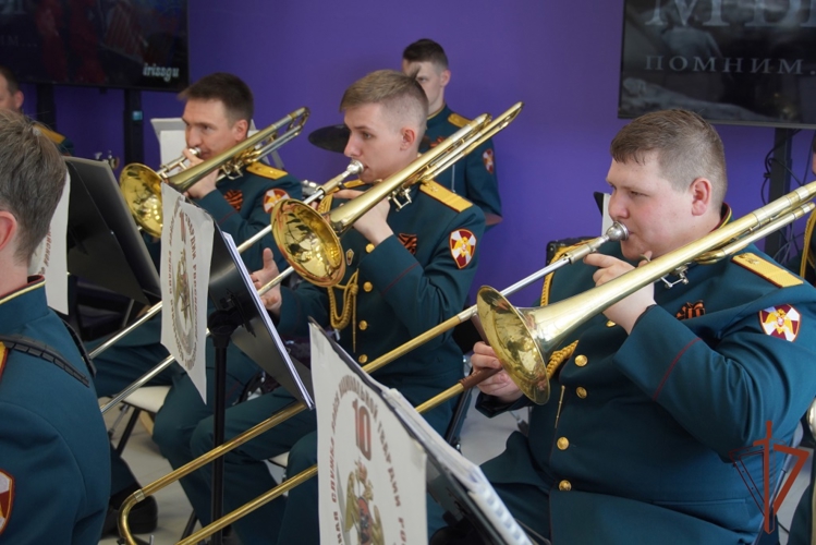 Военный оркестр «Волжские берега» дал праздничный концерт в новочебоксарском Молодёжном центре