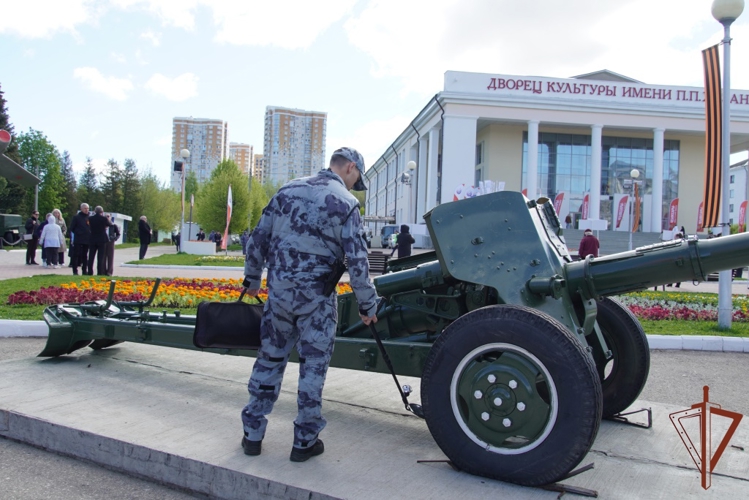 В Чебоксарах сотрудники Росгвардии обеспечили безопасность граждан во время праздничных мероприятий, посвященных Дню Победы 