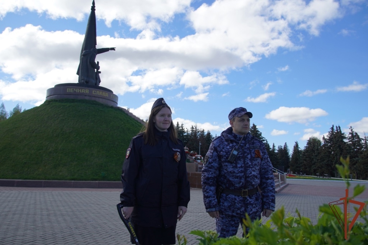 В Чебоксарах сотрудники Росгвардии обеспечили безопасность граждан во время праздничных мероприятий, посвященных Дню Победы 
