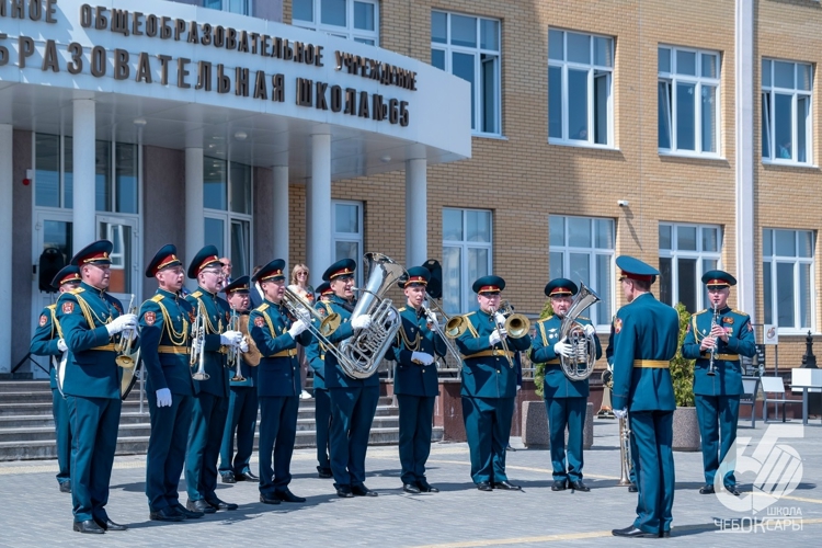 Военный оркестр Росгвардии создал праздничную атмосферу на Параде дошколят и юнармейцев в чебоксарской школе