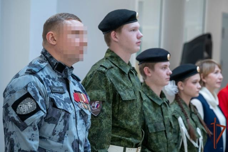 Офицеры спецподразделений Управления Росгвардии по Чувашии стали почетными гостями смотра строя и песни в 65-й школе города Чебоксары