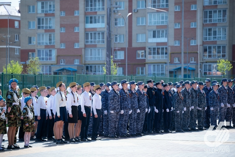 Военный оркестр Росгвардии создал праздничную атмосферу на Параде дошколят и юнармейцев в чебоксарской школе