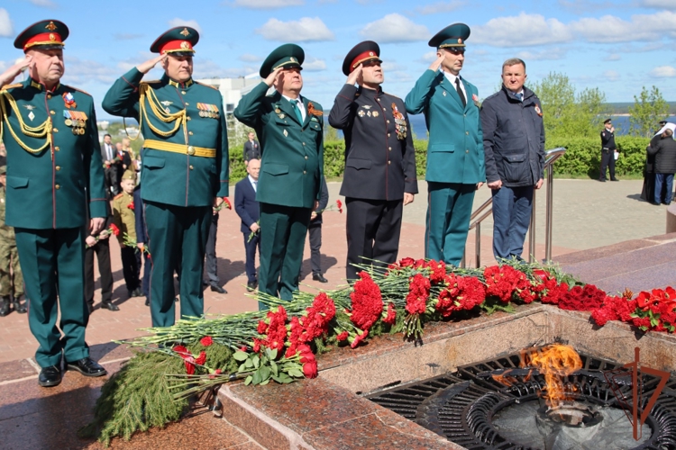 Полковник полиции Валерий Краснов принял участие в возложении цветов к Вечному огню в Чебоксарах