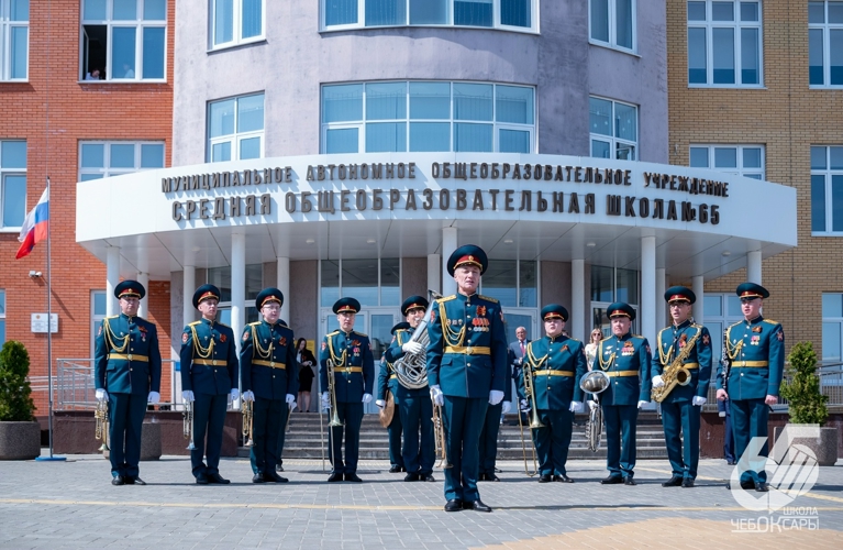 Военный оркестр Росгвардии создал праздничную атмосферу на Параде дошколят и юнармейцев в чебоксарской школе