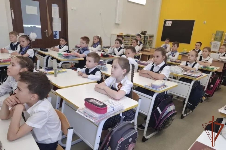 Офицер СОБР «Искра» провёл Урок Мужества в чебоксарской школе