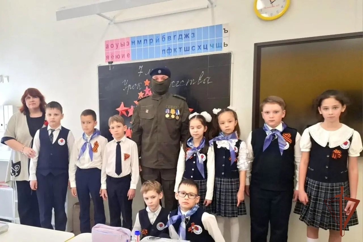 Офицер СОБР «Искра» провёл Урок Мужества в чебоксарской школе