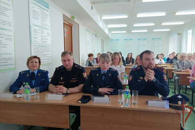 В Чебоксарах офицеры Росгвардии провели профориентационную встречу со студентами