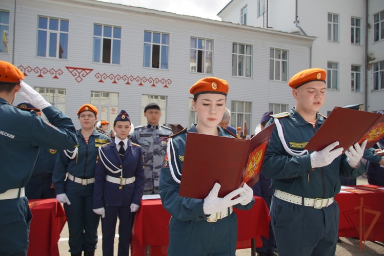 В Чебоксарах офицер ОМОН «Сувар» принял участие в церемонии посвящения студентов  в профессию