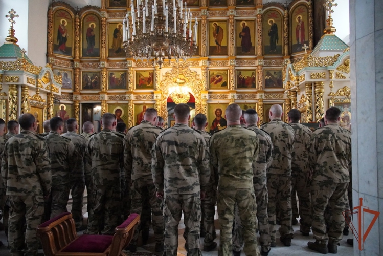 Сотрудники ОМОН «Сувар» посетили Свято-Троицкий мужской монастырь в Чебоксарах 